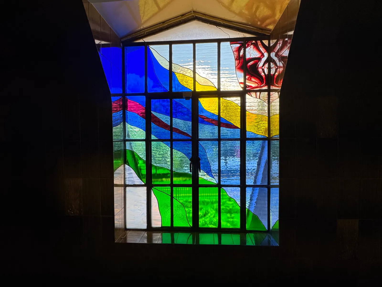 Baño principal — Vitral artesanal del baño principal.
