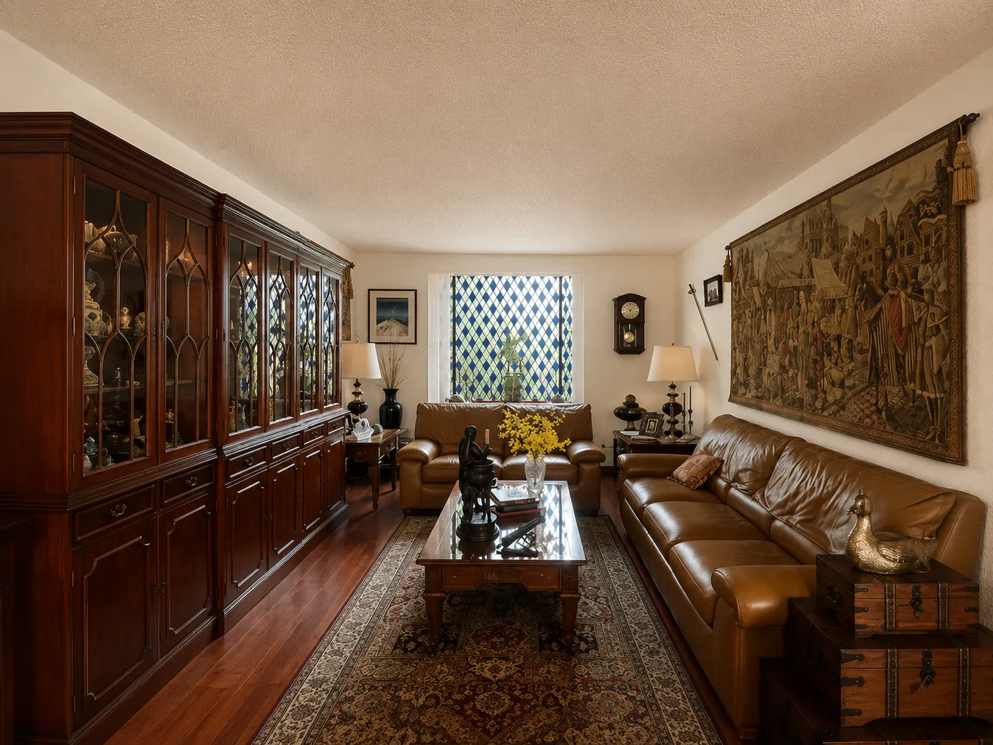 Sala — La sala se abre de frente al green del hoyo 11.